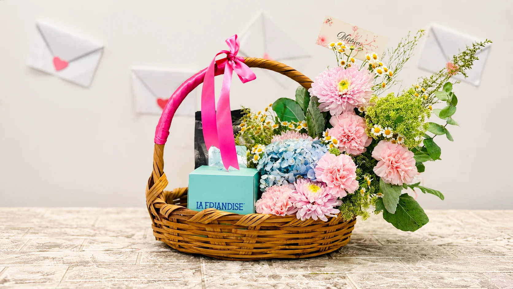 Arreglo floral Montanes en caja rosa